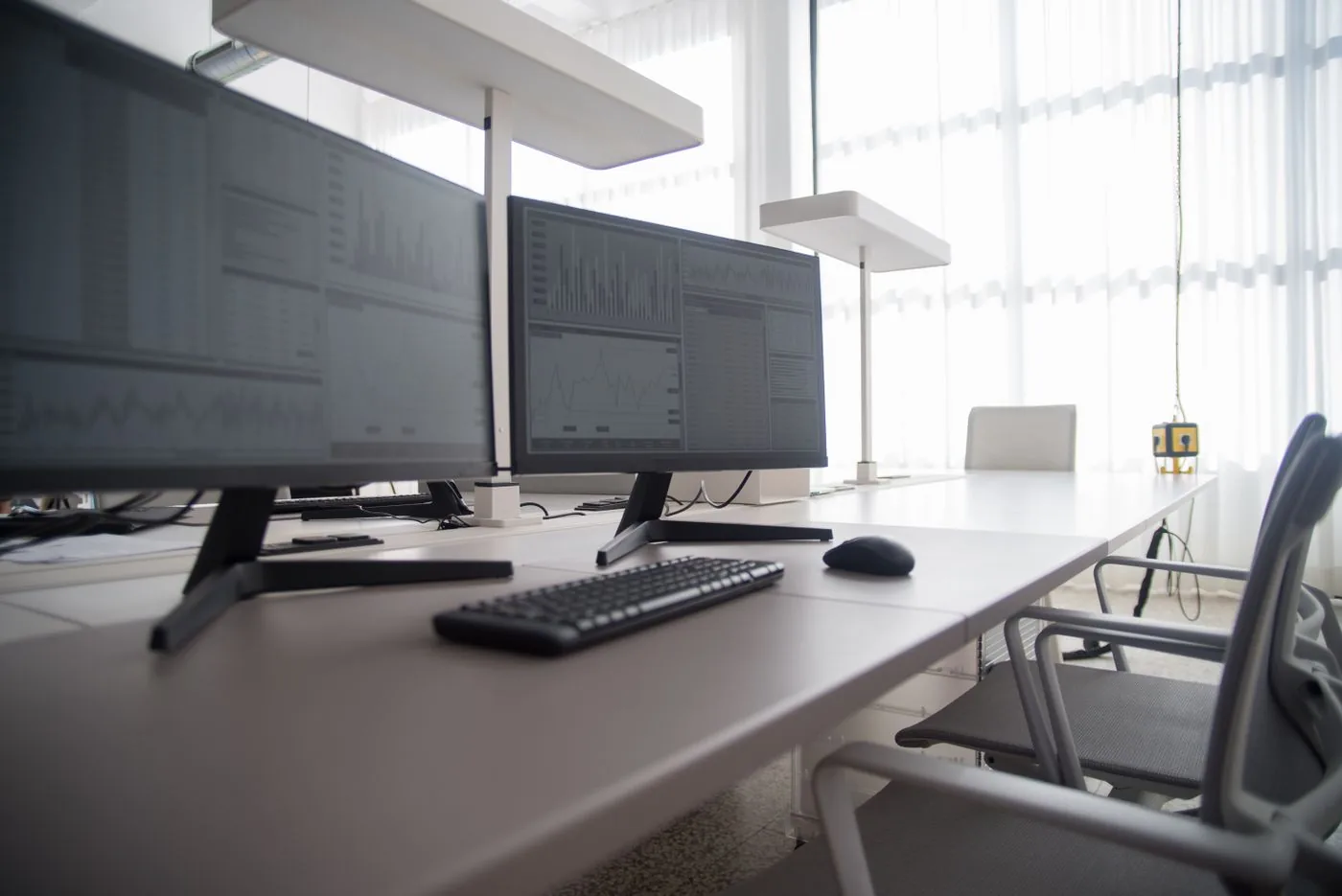 Showcase grid of different website types including corporate homepage, service landing page, and redesigned business website on various devices