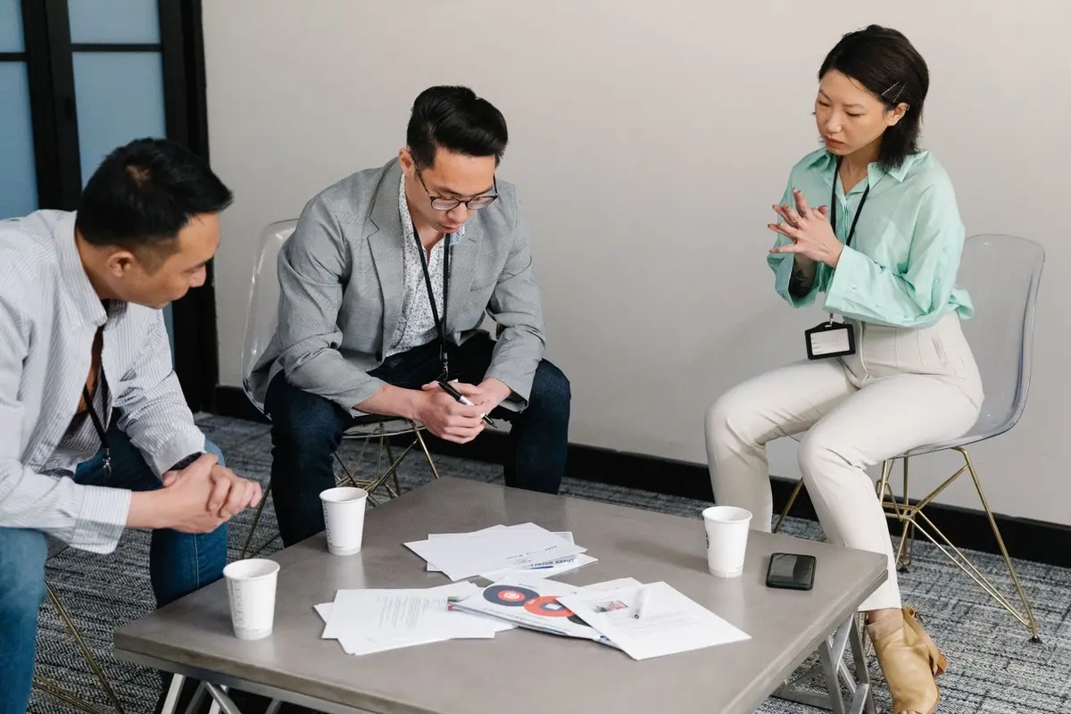Choosing between an SEO consultant, an agency and a freelancer in a Singapore office meeting