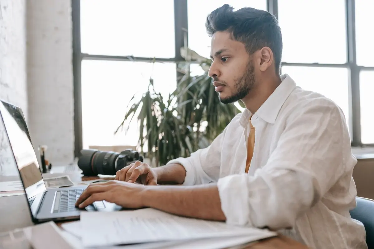 An SEO expert Singapore SMEs hire, working through a site audit alone at a desk