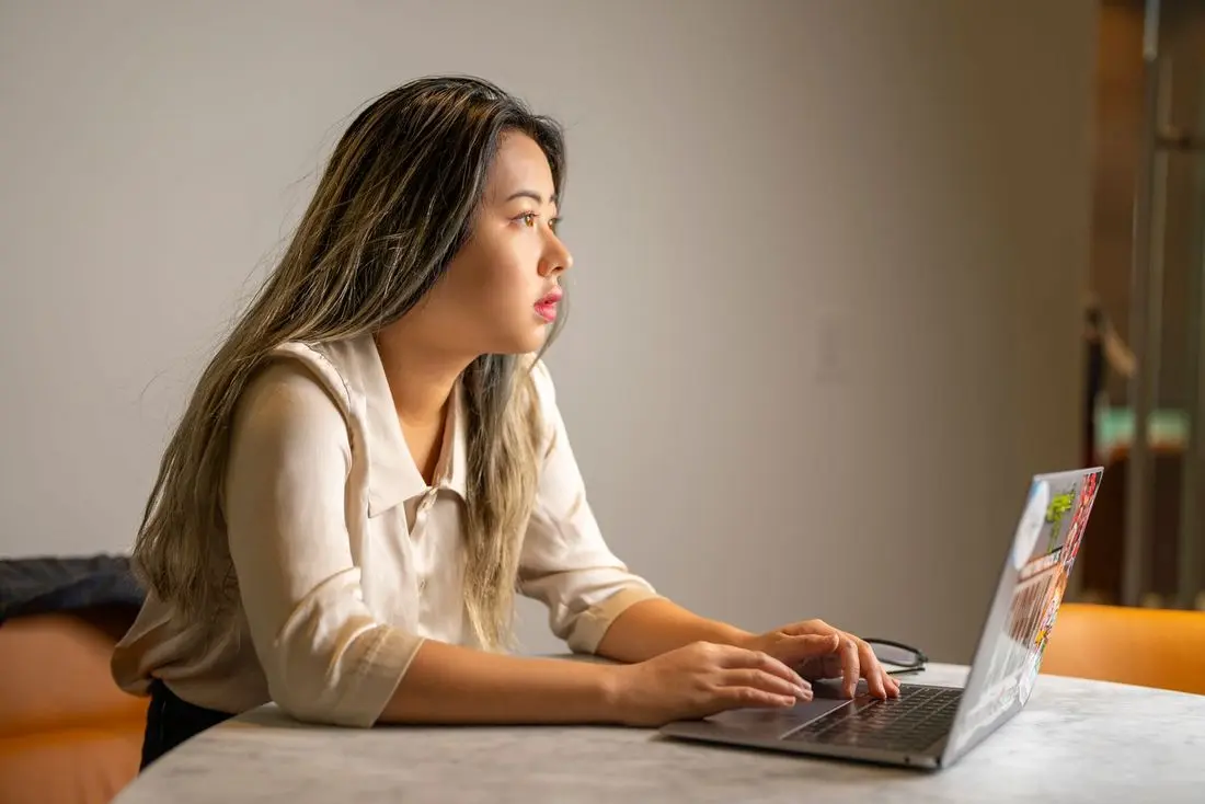 A specialist reading an indexing report on a laptop